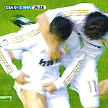 Celebración de Cristiano Ronaldo mostrando la pierna
