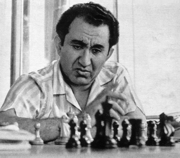 Petrosian sabía detectar y alejar el peligro veinte jugadas antes de que este surgiera 1 Petrosian sabía detectar y alejar el peligro veinte jugadas antes de que este surgiera