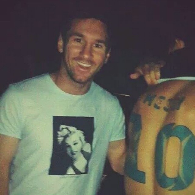 Un fanático de Leo Messi se tatua su nombre y dorsal en la espalda